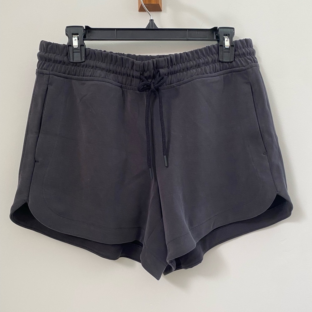 NWOT Athleta Seasoft Mid Rise 4” Short